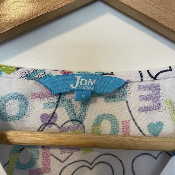 JDM Uniforms Women's Size S Scrub Top Love Heart Print Valentines White Pink - Picture 6 of 6